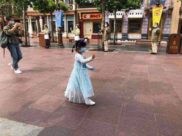 上海迪士尼重启首日：有游客6点开始排队
