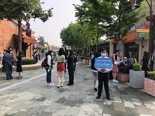 上海迪士尼重启首日：有游客6点开始排队